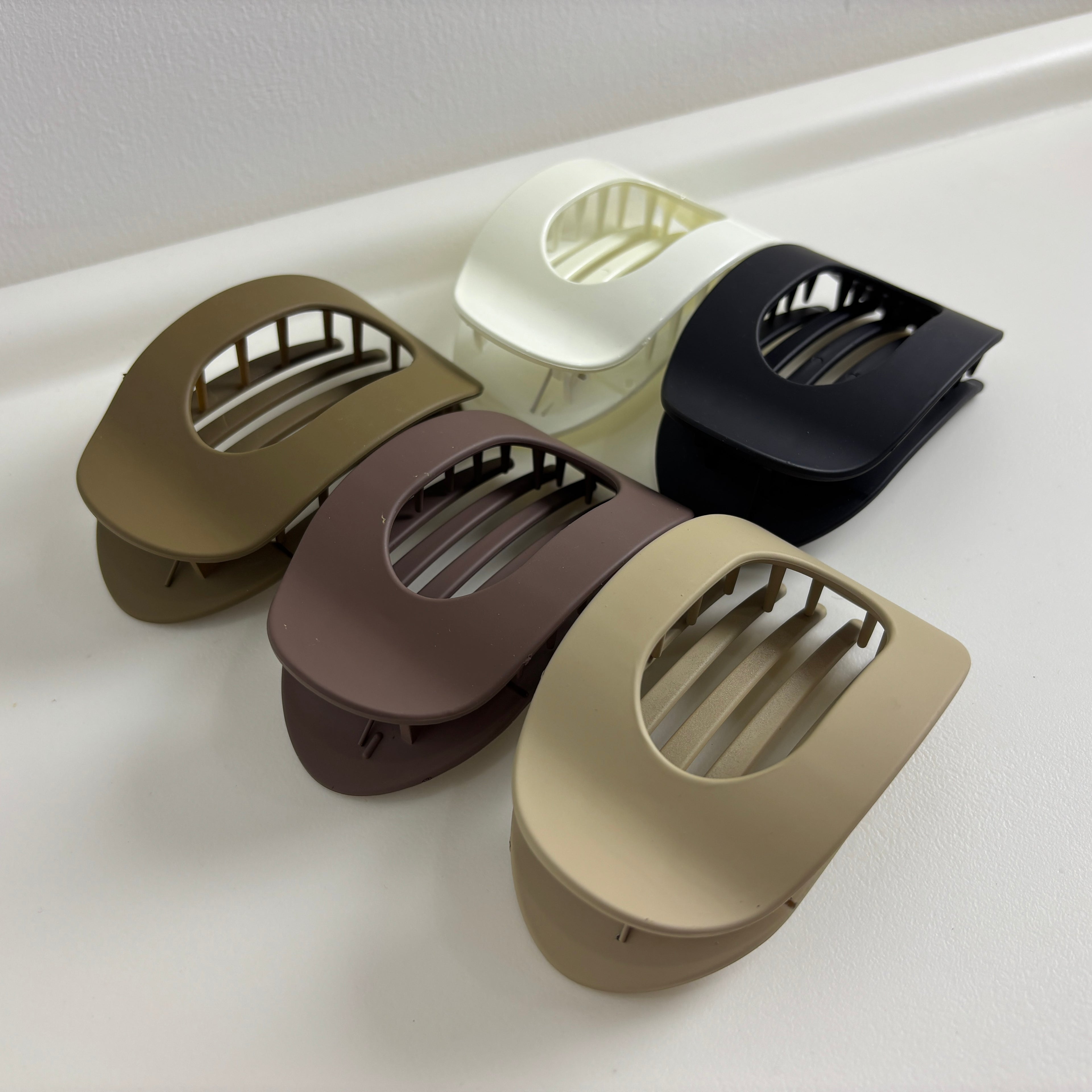 No-Pinch Abalone-Shaped Claw Clip for Women | Round Flat Curved Hair Accessory