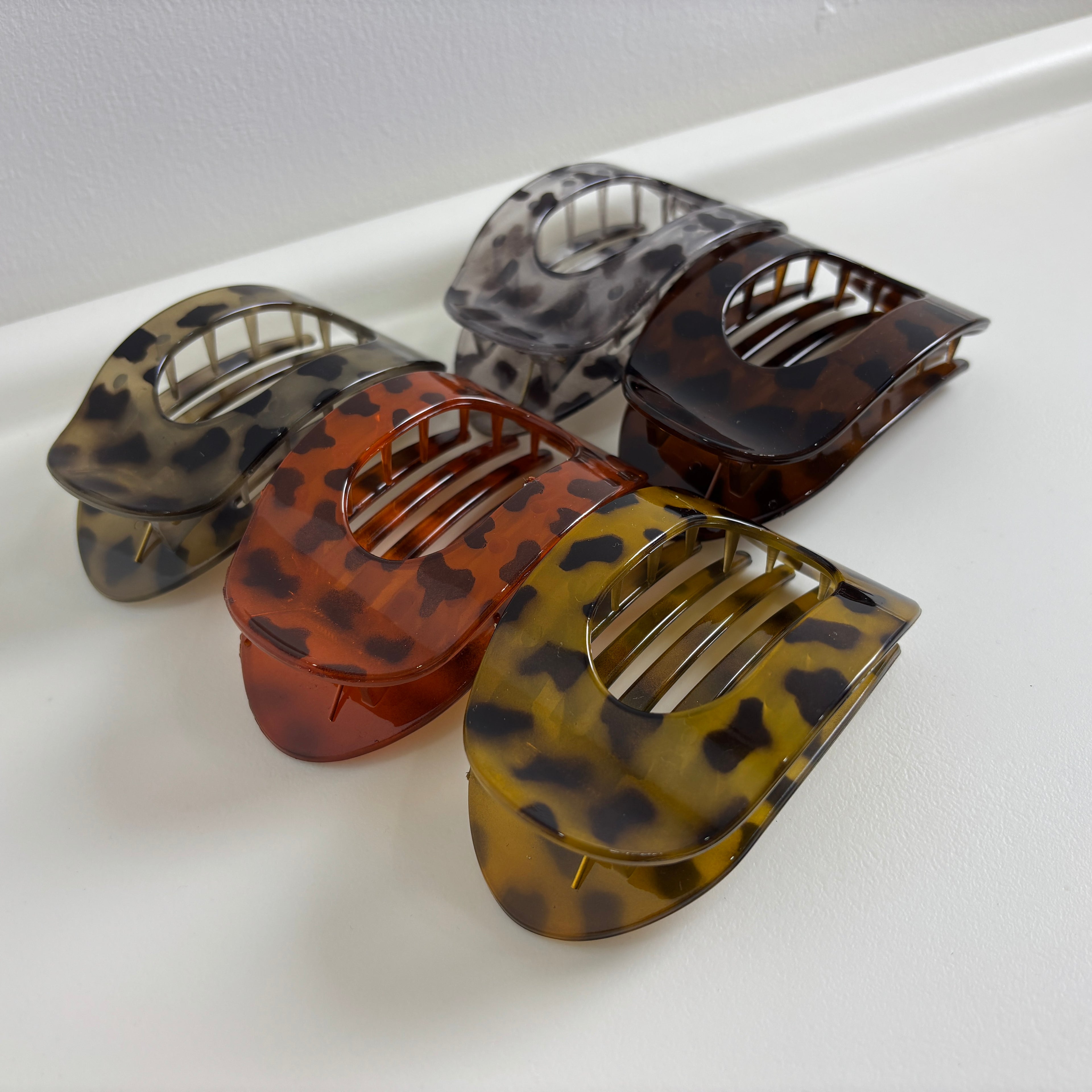 No-Pinch Abalone-Shaped Claw Clip for Women | Round Flat Curved Hair Accessory