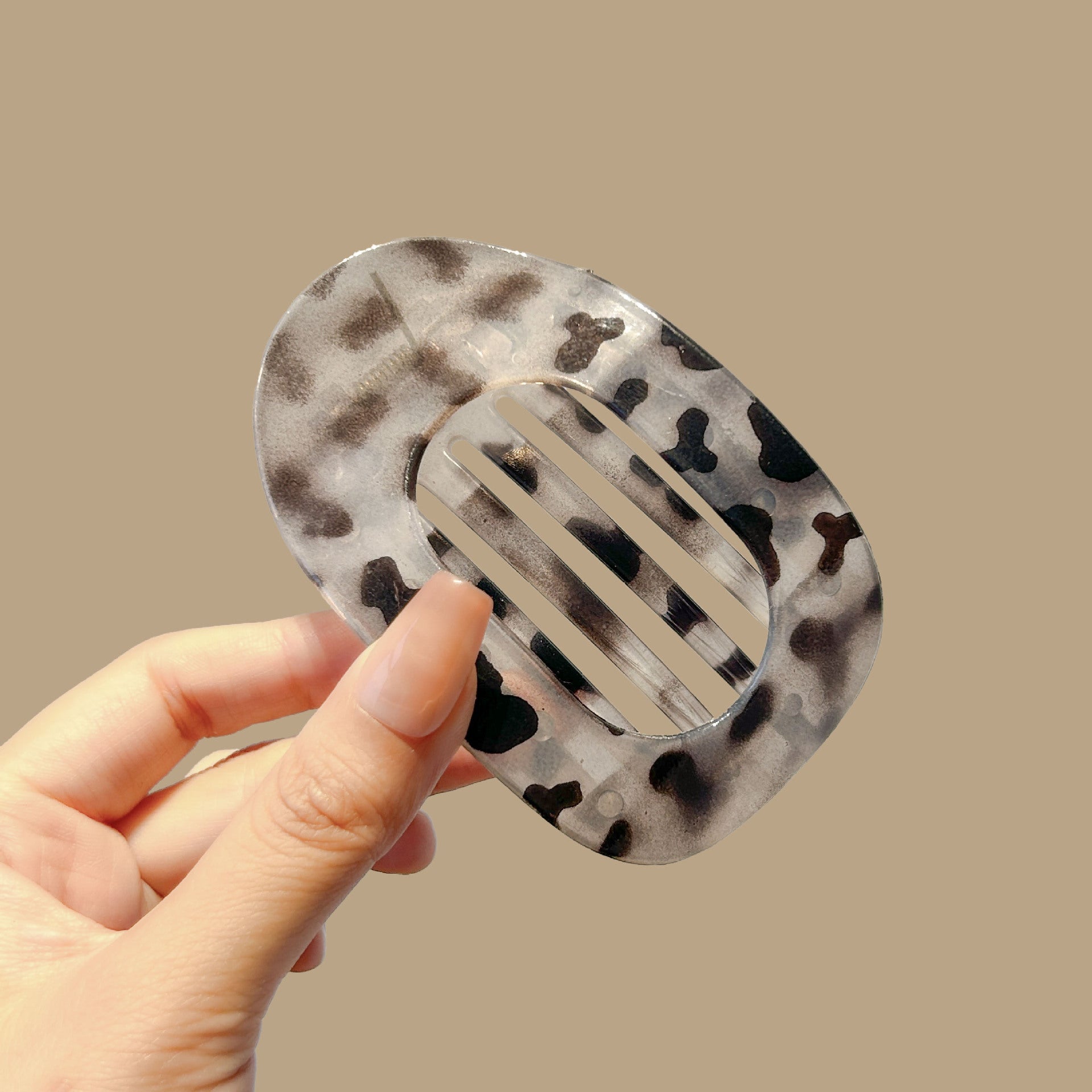 No-Pinch Abalone-Shaped Claw Clip for Women | Round Flat Curved Hair Accessory