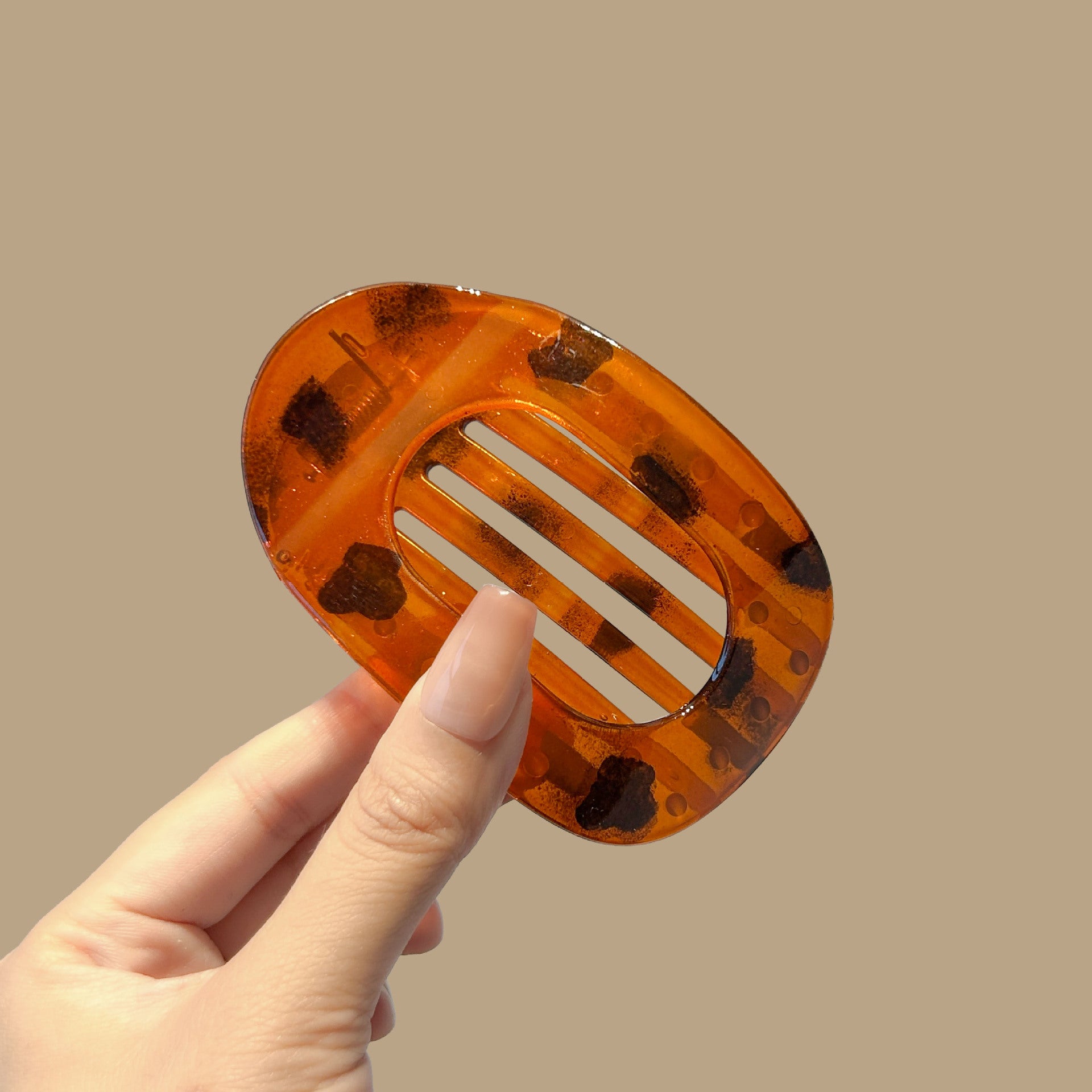 No-Pinch Abalone-Shaped Claw Clip for Women | Round Flat Curved Hair Accessory