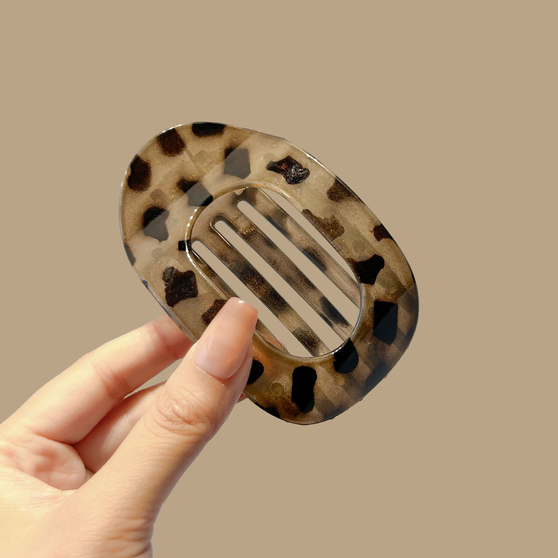 No-Pinch Abalone-Shaped Claw Clip for Women | Round Flat Curved Hair Accessory