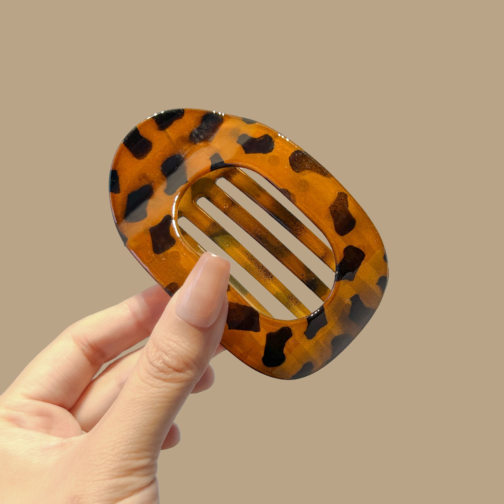 No-Pinch Abalone-Shaped Claw Clip for Women | Round Flat Curved Hair Accessory