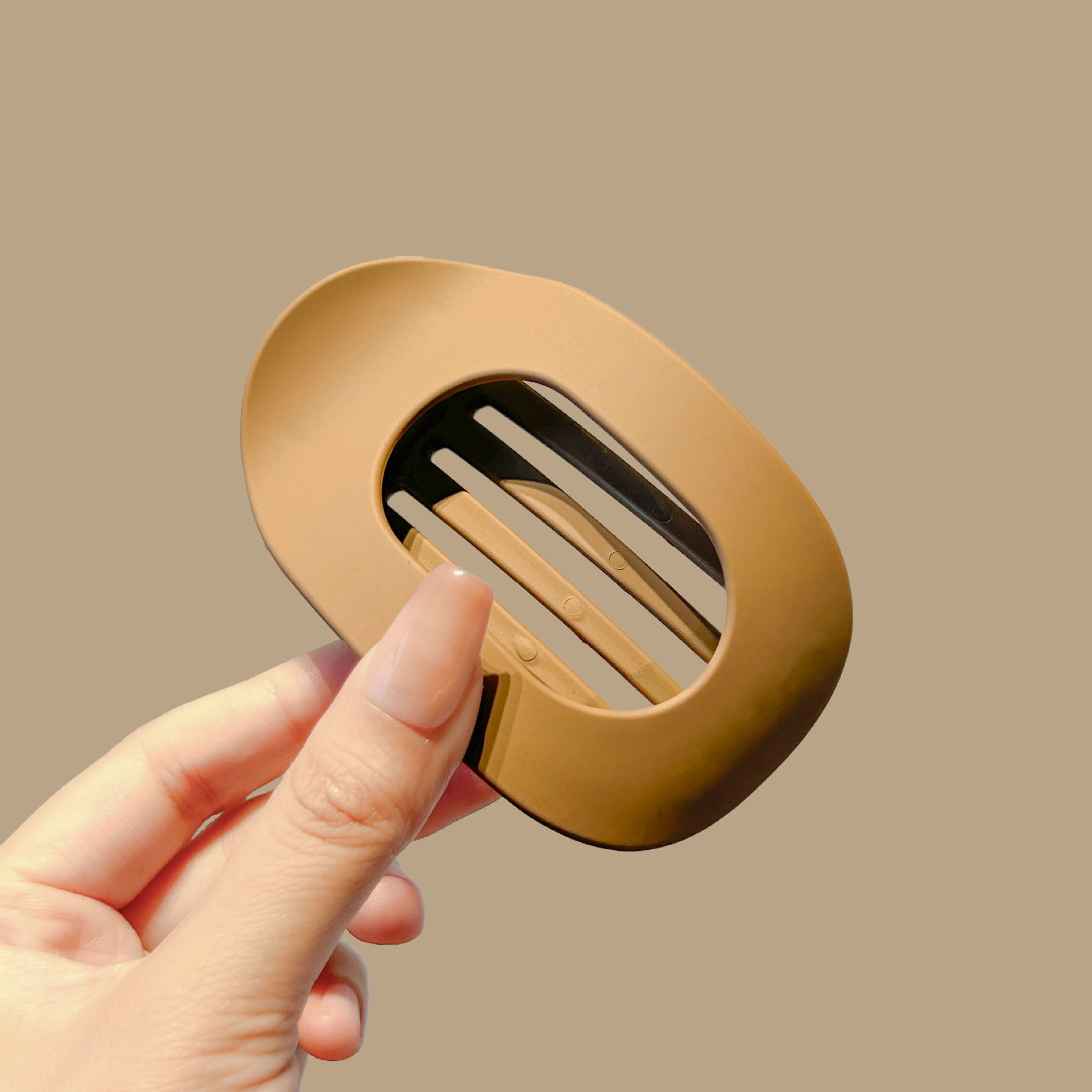 No-Pinch Abalone-Shaped Claw Clip for Women | Round Flat Curved Hair Accessory