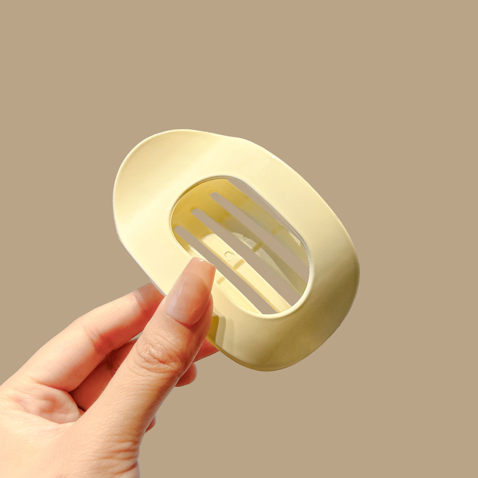 No-Pinch Abalone-Shaped Claw Clip for Women | Round Flat Curved Hair Accessory
